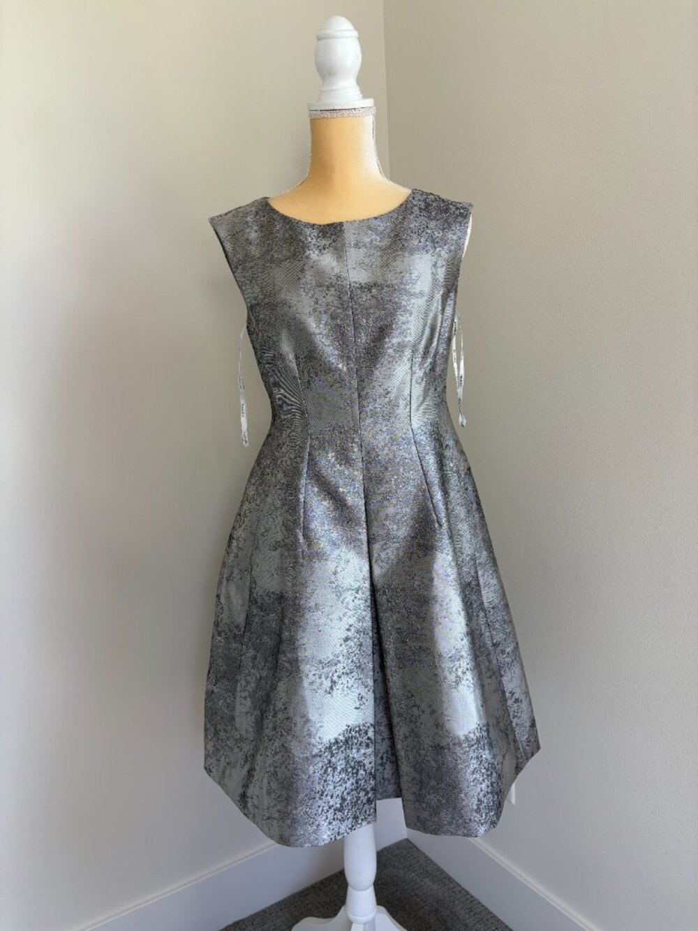 NEW Anne Klein Size 6 Metallic Silver Sleeveless Cocktail Dress Fit and Flare